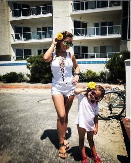 Amanda with her daughter Amabella enjoying their vacation